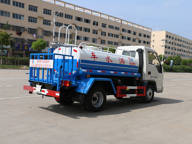 福田2噸灑水車后右面圖