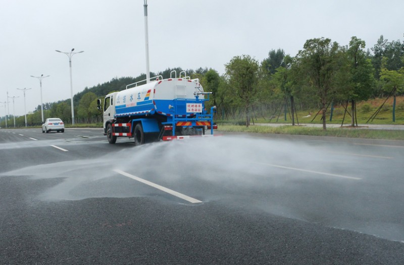 東風(fēng)綠化灑水車后花灑降溫除塵