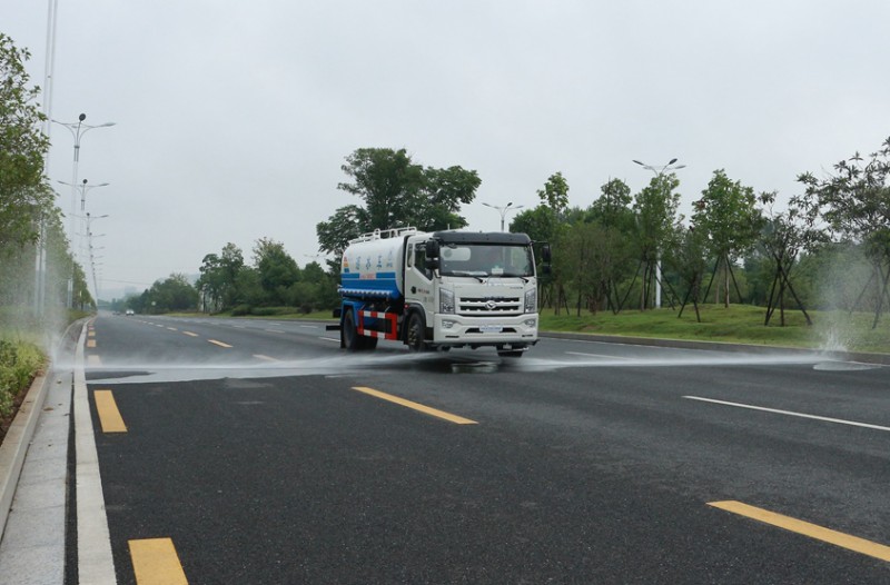 灑水車前沖