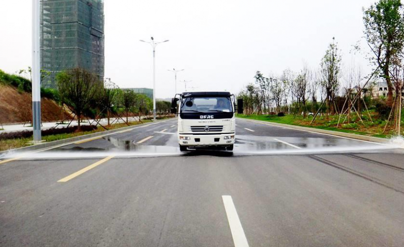 東風(fēng)綠化灑水車前沖