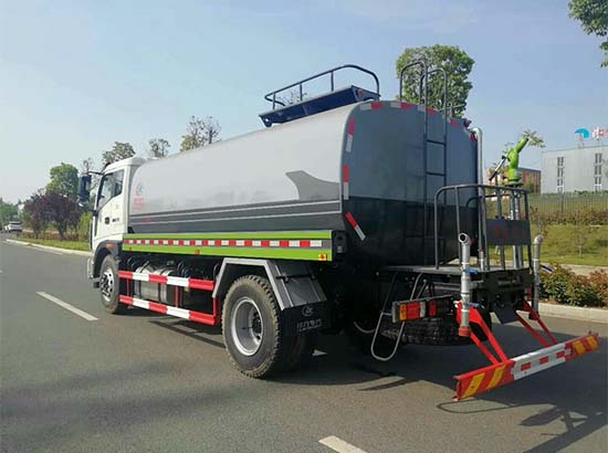 福田瑞沃15噸灑水車后右面圖