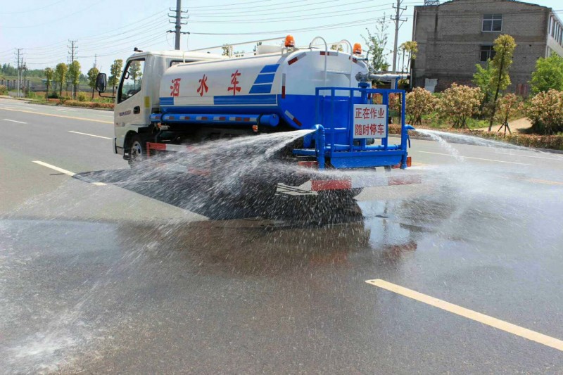 小型多功能灑水車