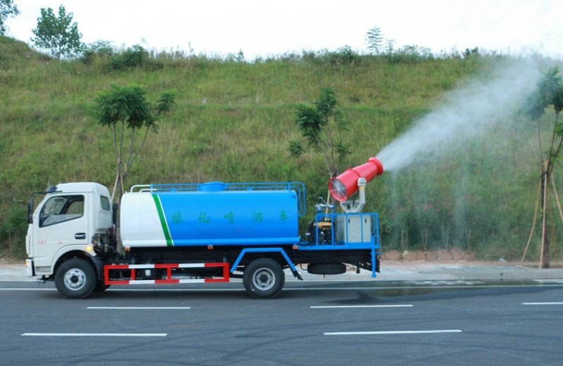 灑水車帶霧泡，可用作樹林噴藥