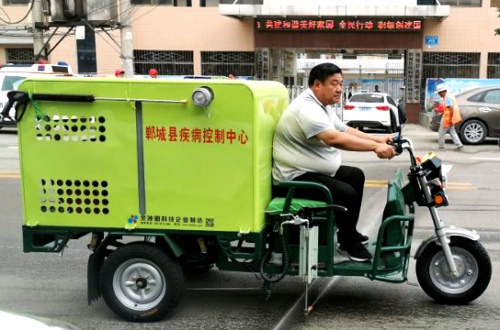 小型灑水車側(cè)面圖