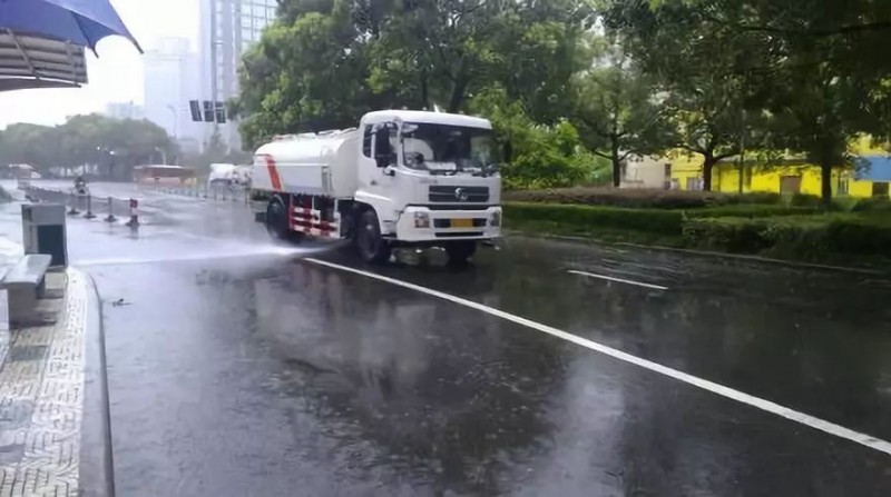 雨天灑水車學(xué)作業(yè)？